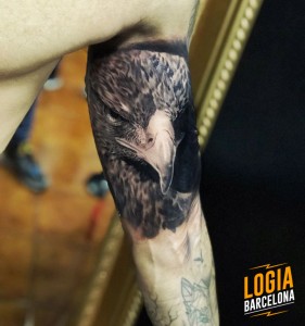 tatuaje_realismo_aguila_brazo_Logia_Barcelona_Eduar_Cardona 